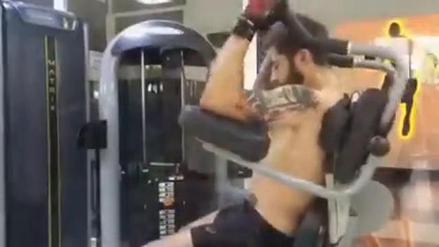 Скручивания в тренажёре сидя смотреть онлайн