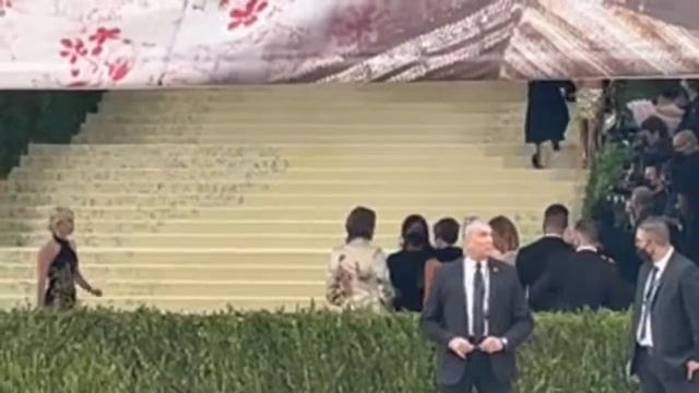 LIVE! At The MET GALA 2021 смотреть онлайн