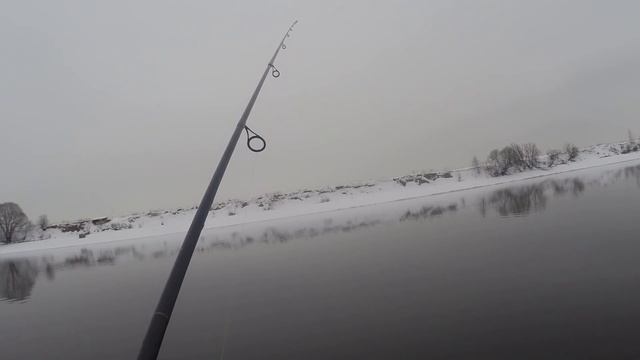Рыбалка ЗИМОЙ на СПИННИНГ! Открыл сезон 2021, рыба вся спряталась перед морозами! Москва река! смотреть онлайн