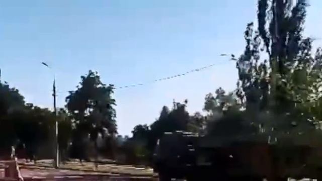 Колонна российской военной техники численностью до 100 единиц проехала вчера через Мариуполь. смотреть онлайн