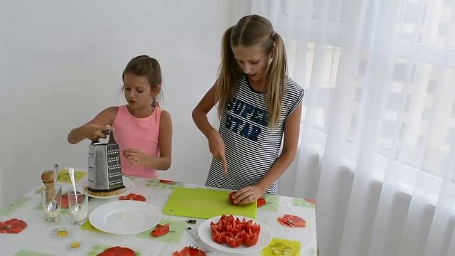 Готовят Дети: О-Балденные помидоры, фаршированные сыром и чесноком (Выпуск#32 ) смотреть онлайн