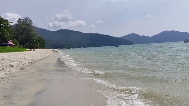 Пляж Бату Ферринги: на острове Пенанг, прилив Андаманского моря , Малайзия". Обзор пляжа и советы. смотреть онлайн