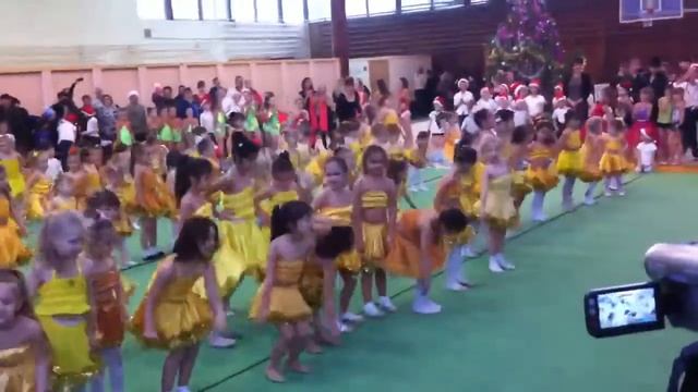 Новогодний праздник смотреть онлайн
