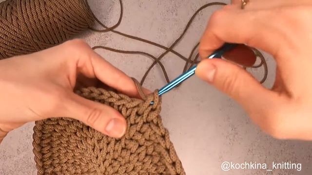 Круглая сумка крючком из полиэфирного шнура.