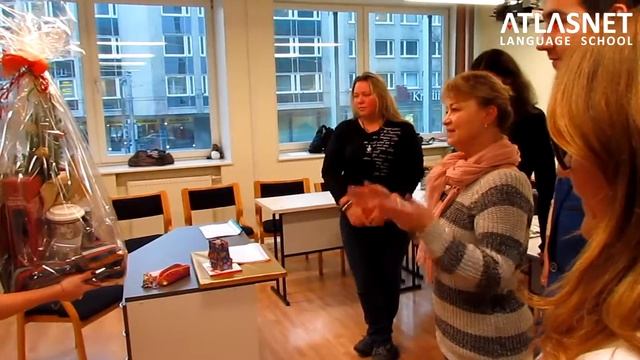 Выпускной! Хорошая группа принесла огромный букет в Atlasnet:) смотреть онлайн