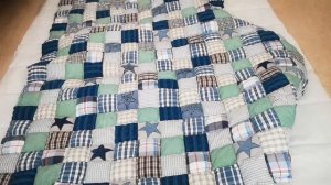 Лоскутное зимнее одеяло из ненужных вещей.