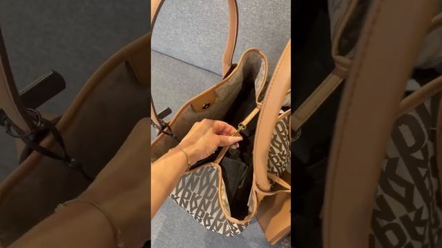 Женские сумки с фирменным принтом от DKNY: обзор коллекции смотреть онлайн