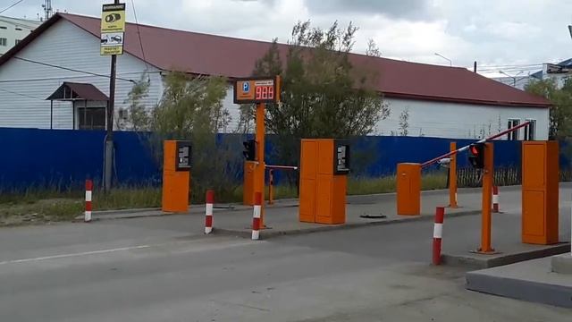 Автомобиль ждёт шлагбаума смотреть онлайн