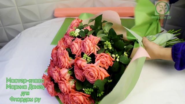 Букет из роз Барбадос и веточек снежноягодника. смотреть онлайн