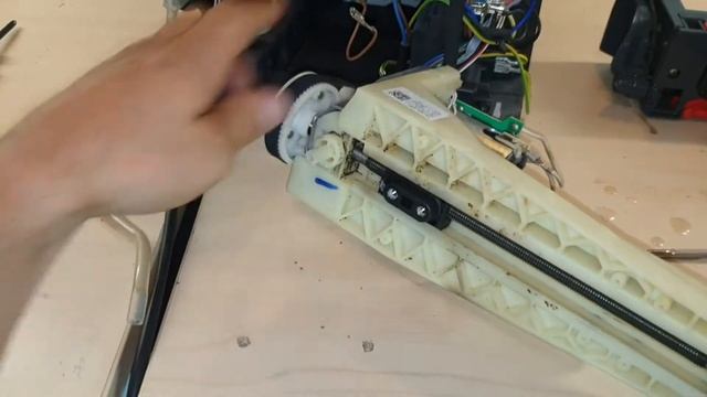 Delonghi Magnifica Antrieb der Brühgruppe und Wasserpumpe Ausbauen, anschließend entlüften. смотреть онлайн