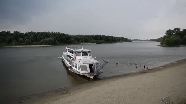 Теплоход Москва-175. Прибытие и отправление от Бобровки в грозу. смотреть онлайн
