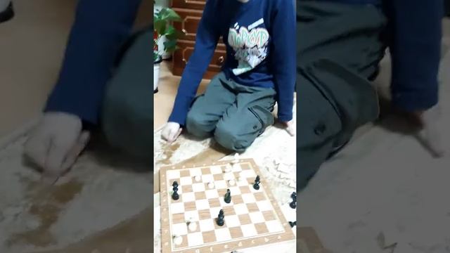 ИГРАЕМ В ШАХМАТЫ НА ОТЖИМАНИЯ. ПРОИГРАВШИЙ 40 РАЗ ОТЖИМАЕТСЯ. МАТЧ ВЕКА. смотреть онлайн