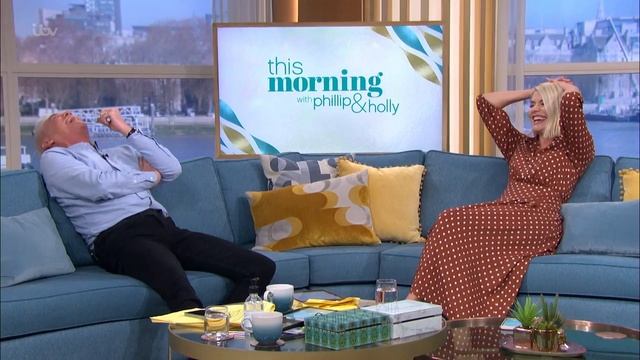 Holly's text message faux pas - 'I need a new bra !' - 13th Jan 2020 смотреть онлайн