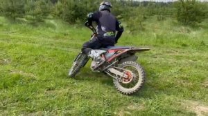 Тренируем разворот мотоцикла вокруг ноги.