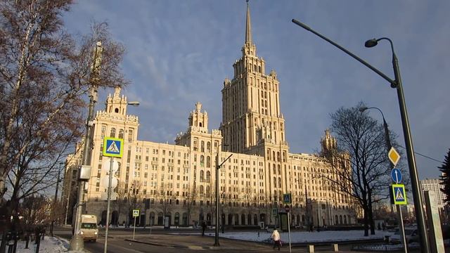 05.12.2022. Россия. Москва. Виды на сталинскую высотку с Украинского Сквера смотреть онлайн