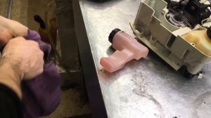Замена шланга маслобака MS180.Течет масло на бензопиле. Не подается масло на цепь.