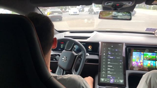 HiPhi X умеет все