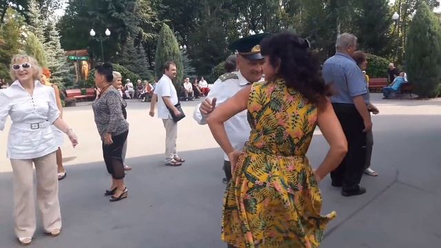 Ты очень красива в этом платье!!!??Танцы в парке Горького!!!??Харьков 2021 смотреть онлайн