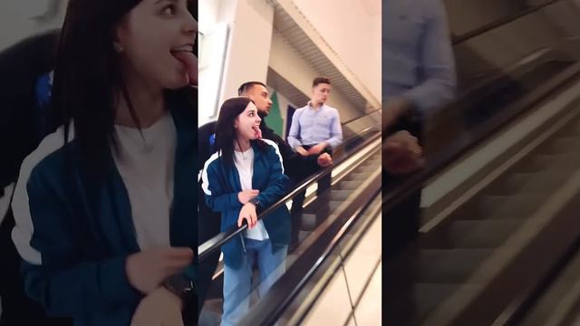 She's a venom? смотреть онлайн