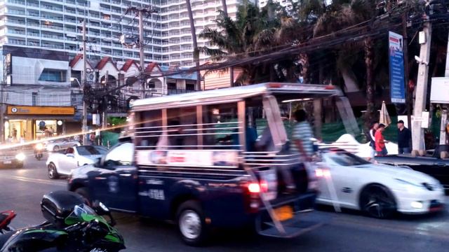 Флешмоб кабриолетов на Джомтьене в Паттайе