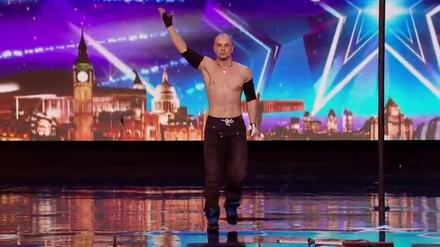 Глотатель клинков на шоу «Британия ищет таланты» смотреть онлайн