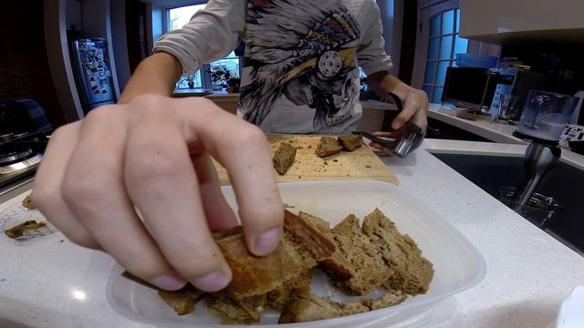 Как приготовить гренки. Чесночные гренки. Пивная закуска. смотреть онлайн