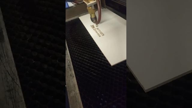 Как я делаю подложки для тортов с гравировкой смотреть онлайн