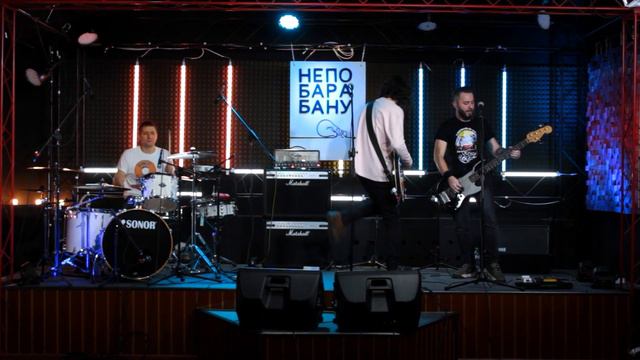 Девушка в майке Ramones TV Live смотреть онлайн