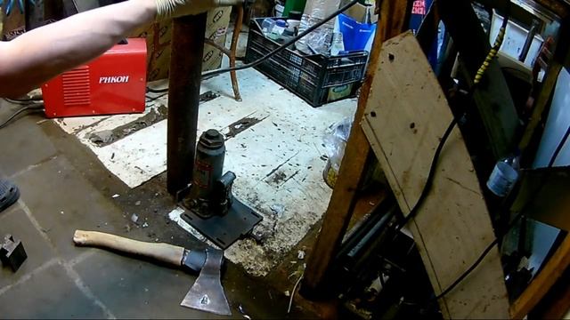 КАК НАСАДИТЬ НАДЁЖНО И ПРОСТО ТОПОР, МОЛОТОК И Т. Д. БЕЗ КЛИНА НА РУКОЯТЬ! БЕЗ ПРЕССА. смотреть онлайн
