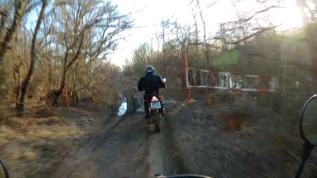Yamaha TT-R 250 Open Enduro и Suzuki DR 250S Djebel лайтово с пейзажами смотреть онлайн