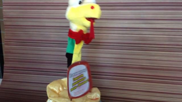 Мягка игрушка поет песню "Влечение" смотреть онлайн