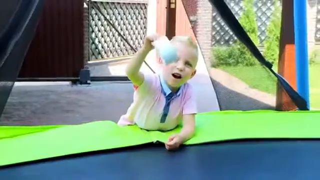 МИСТЕР ТИША пранк над братом - новый канал Mister Tisha видео для детей