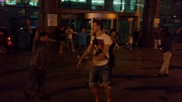 Танцы с пенсионерками в Пекине смотреть онлайн