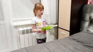 Аня запрещает маме вредные сладости и учит правильно питаться