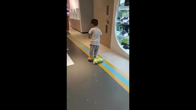 Halten Kiddy с генератор мыльных пузырей смотреть онлайн