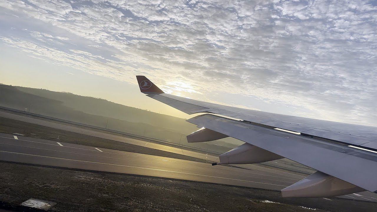 На рассвете: руление и взлёт из Стамбула на Airbus A330 Turkish Airlines смотреть онлайн