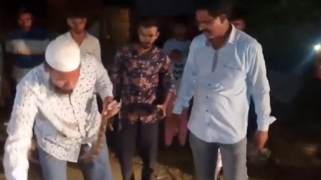20-foot-long python creates panic in Rajendranagar, locals hand it over to Forest dept. смотреть онлайн