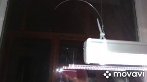 Один из вариантов крепления фитолампы над подоконником.