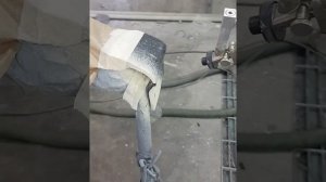 Нанесение распыляемого герметика на порог автомобиля. Как это происходит.