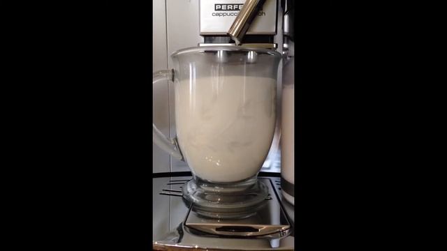 This is Delonghi Perfecta esam5600 demonstration of a really good and perfectly made cappuccino. смотреть онлайн