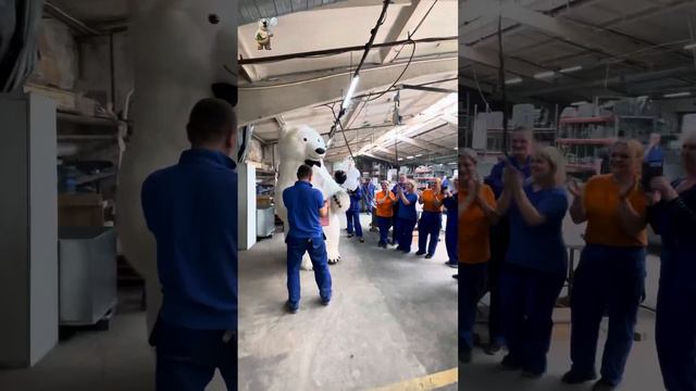 Вот так сюрприз от коллег🔥Поздравление от большого белого медведя 🐻❄️Подольск,Чехов смотреть онлайн