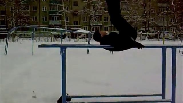 Ленивый соскок на брусьях