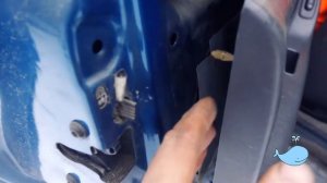 Как открыть дверь машины, если она захлопнулась и заклинил замок