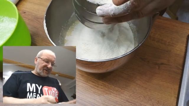 Торт "Айсберг". Рассыпчатое песочное печенье, орехи, изюм и сметанный крем с кислинкой. смотреть онлайн