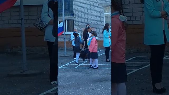 Вот как нужно встречать 1 сентября. Сегодня праздник у девчат...#1сентября#детижгут смотреть онлайн