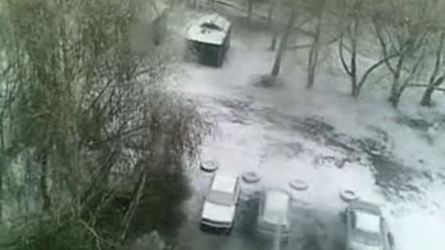 Падает снег в месяце апреле