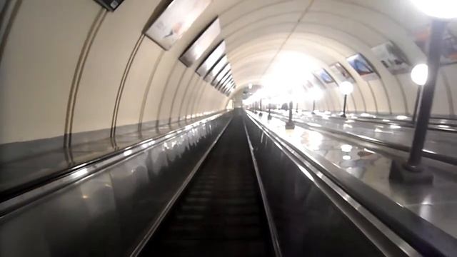 Спуск на станцию метро "Таганская" смотреть онлайн