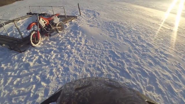 HONDA CR 125 | SNOW RIDE ON THE LAKE смотреть онлайн