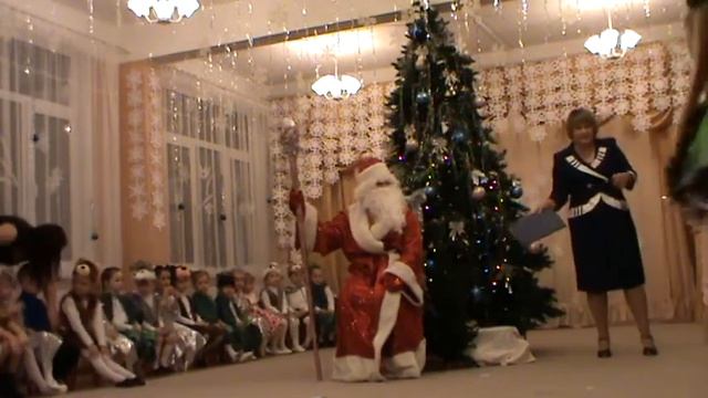 Анна Бэлла читает стих в садике на елке смотреть онлайн