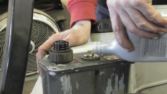 How To Change The Hydraulic Oil and Filter On An Exmark Lazer-Z - with Taryl смотреть онлайн